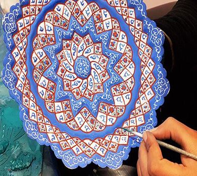 Die Mina-Kunst (Minakari) ist ein präzises Handwerk mit Produkten, die zu den besten Souvenirs Irans gehören.