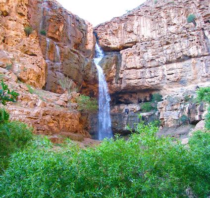 Der Wasserfall von Darrehgahan, eine natürliche Attraktion in der Nähe einer geheimnisvollen Festung