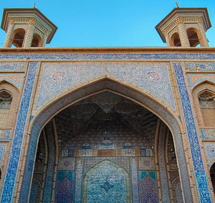 Muschir-Moschee, die unbeschreibliche Schönheit des Gebäudes neben der ältesten Uhr in Schiraz