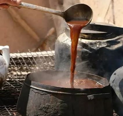 Yazdischer Kaffee, ein Getränk, das auch in die Zeremonien von Yazd Einzug gehalten hat.