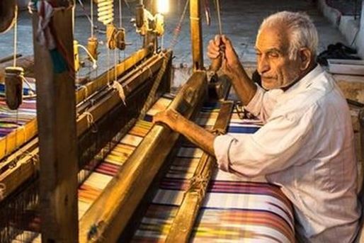Dāreyi-Weberei: Das Weben von Stoffen mit farbenfrohen und auffälligen Mustern