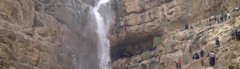 Der Wasserfall von Darrehgahan, eine natürliche Attraktion in der Nähe einer geheimnisvollen Festung