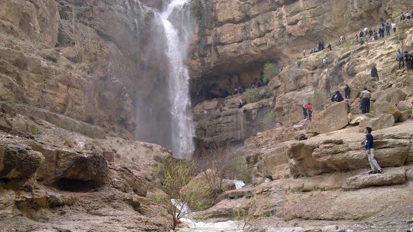 Der Wasserfall von Darrehgahan, eine natürliche Attraktion in der Nähe einer geheimnisvollen Festung