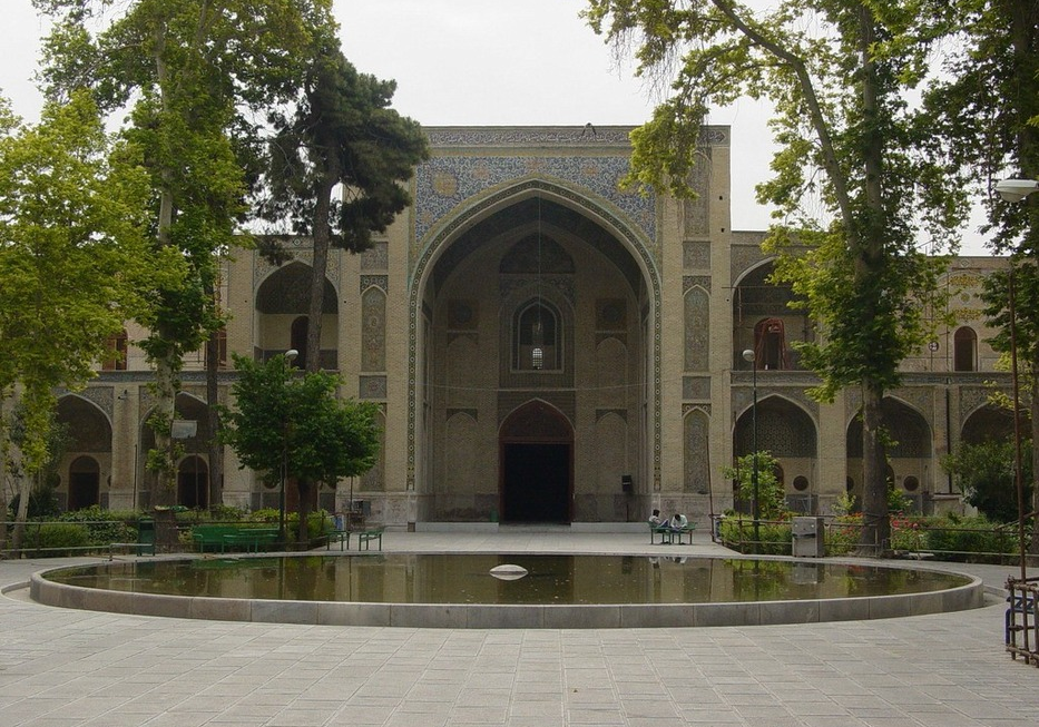 Die Shahid Motahari High School ist eine neue Schule im Herzen traditioneller Bauweise