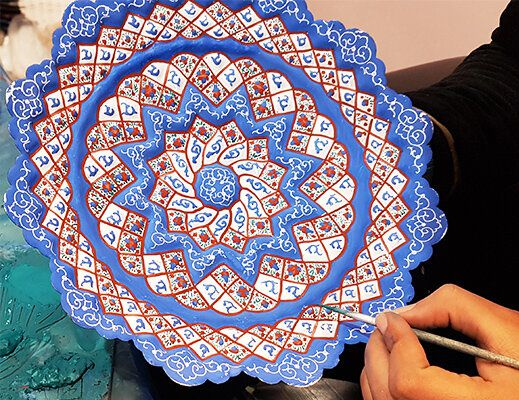 Die Mina-Kunst (Minakari) ist ein präzises Handwerk mit Produkten, die zu den besten Souvenirs Irans gehören.