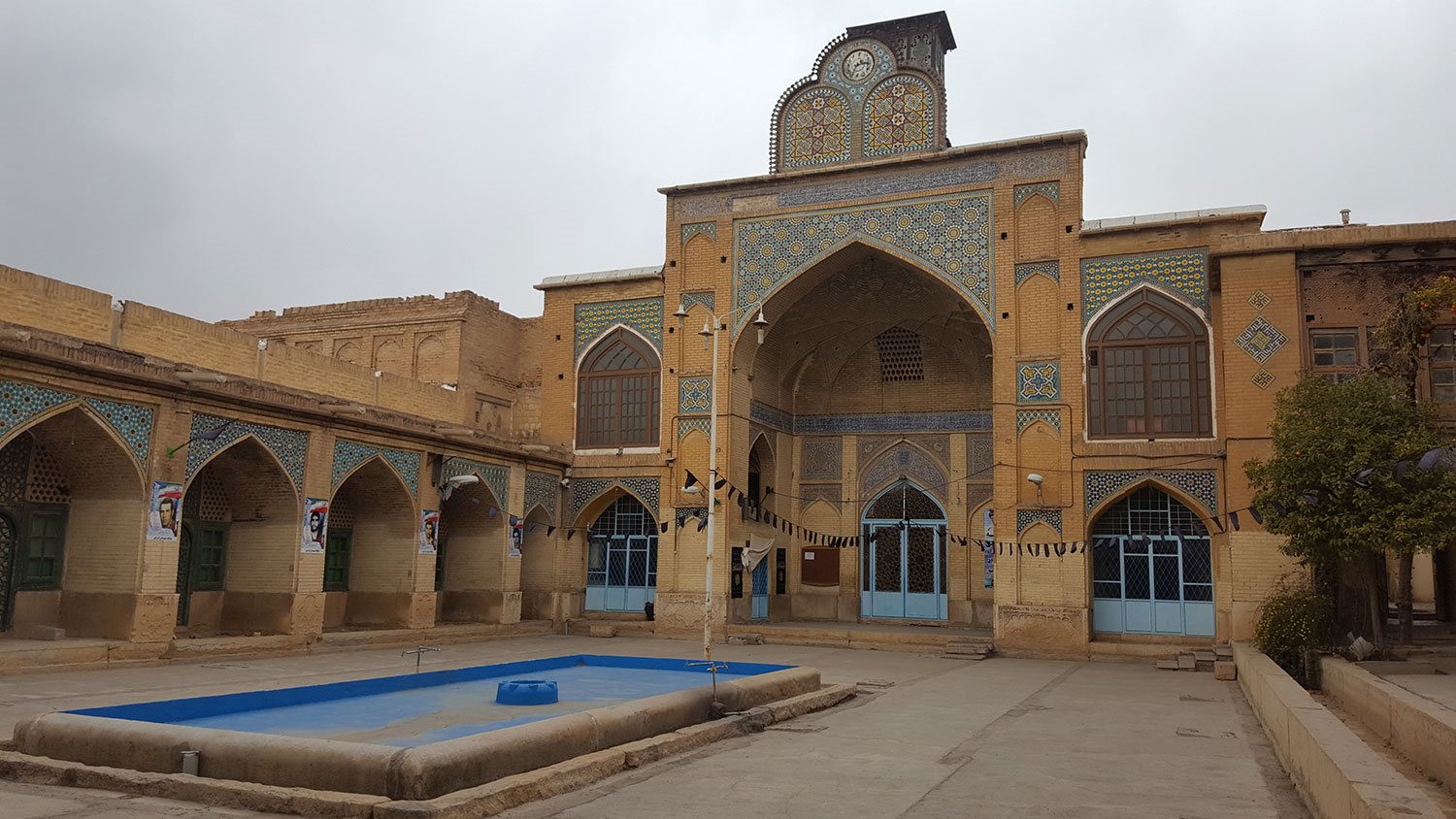 Muschir-Moschee, die unbeschreibliche Schönheit des Gebäudes neben der ältesten Uhr in Schiraz