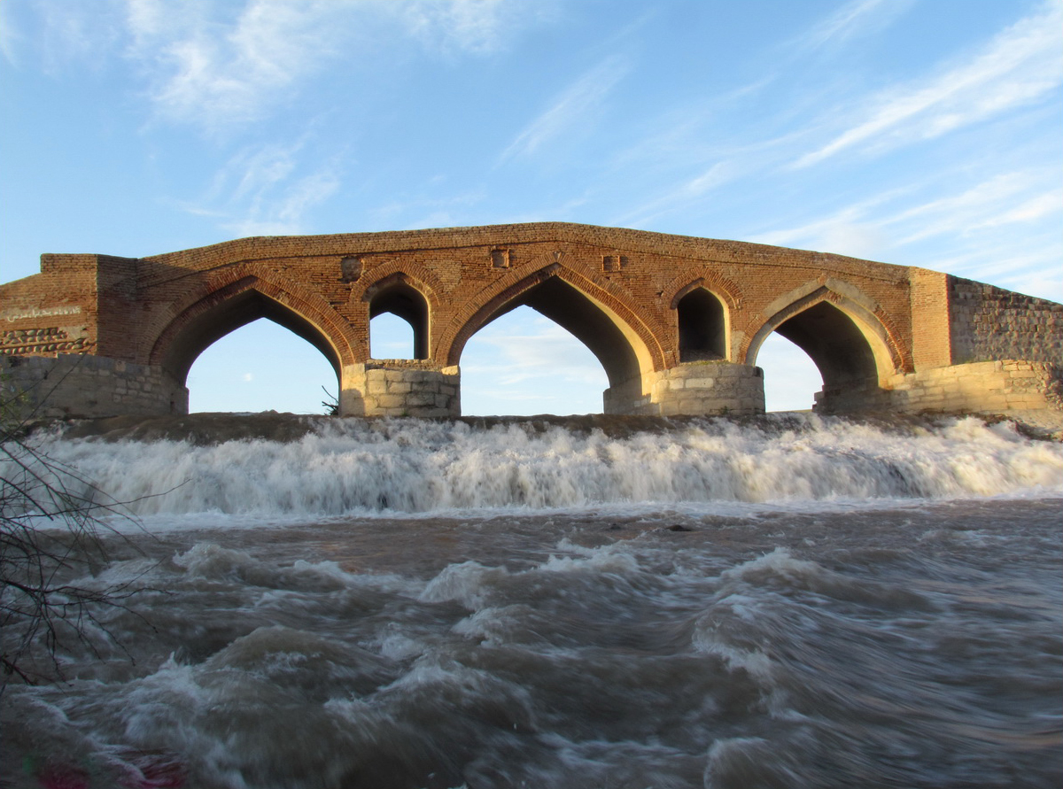 Die Sarcheshmeh Mardagh Brücke – Ein solides Bauwerk aus fünf Jahrhunderten