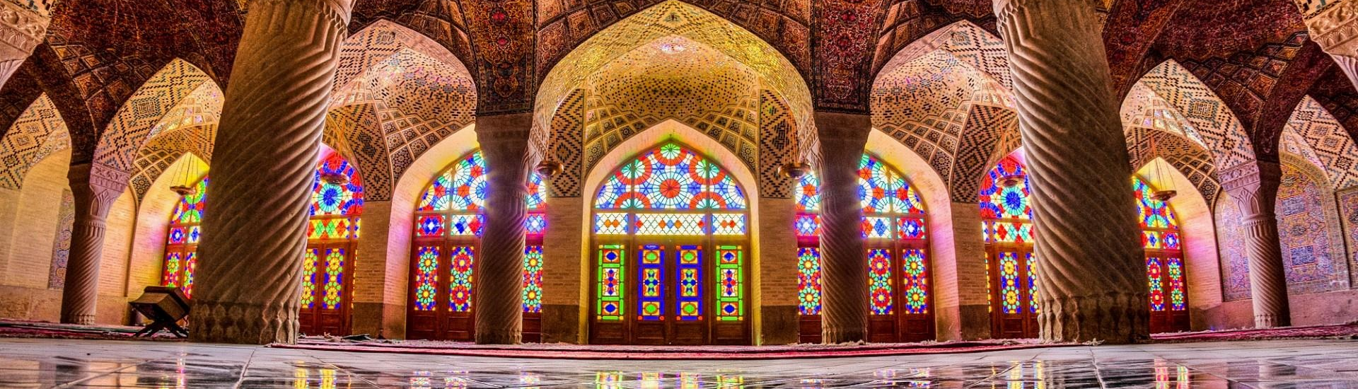 Nasir al-Molk-Moschee, Shiraz, ein Regenbogen aus Mustern und Farben in einem religiösen Gebäude