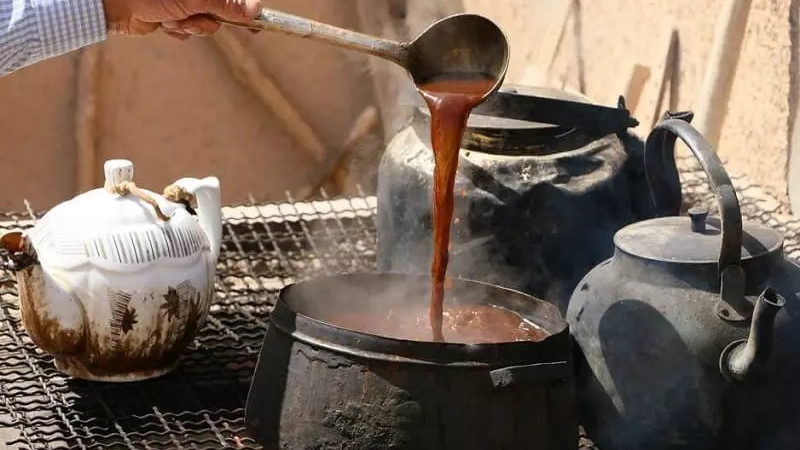 Yazdischer Kaffee, ein Getränk, das auch in die Zeremonien von Yazd Einzug gehalten hat.